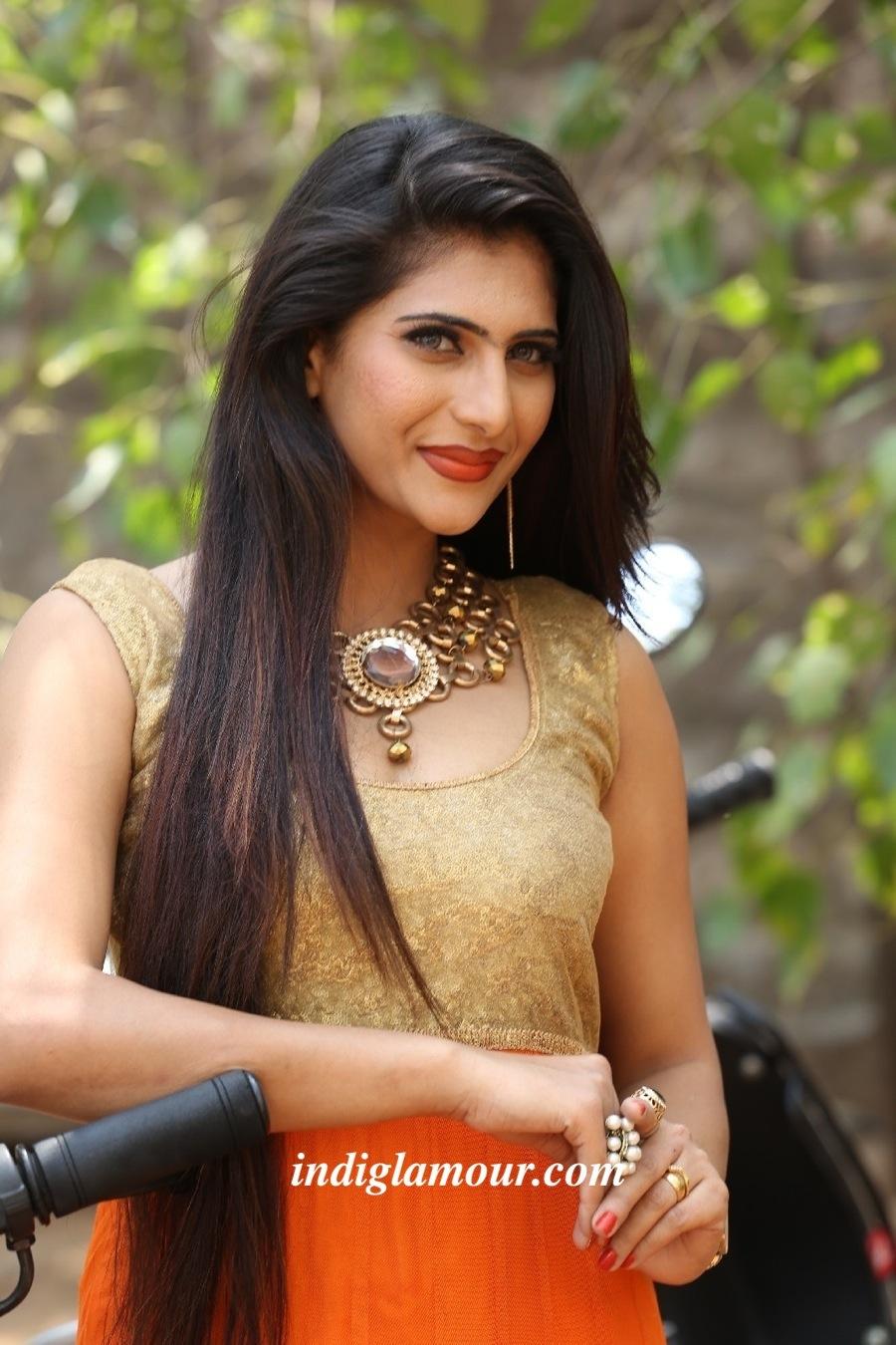 Neha Saxena Actress hd photo