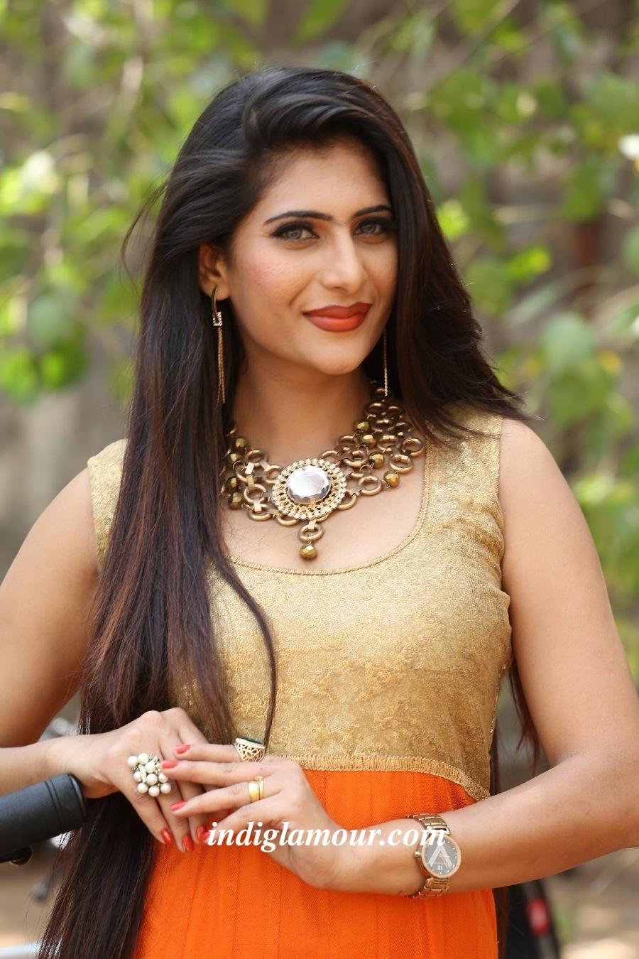 Neha Saxena Actress hd photo