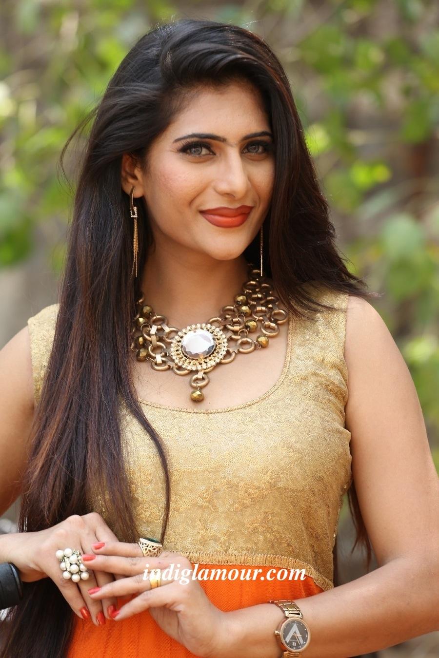 Neha Saxena Actress hd photo