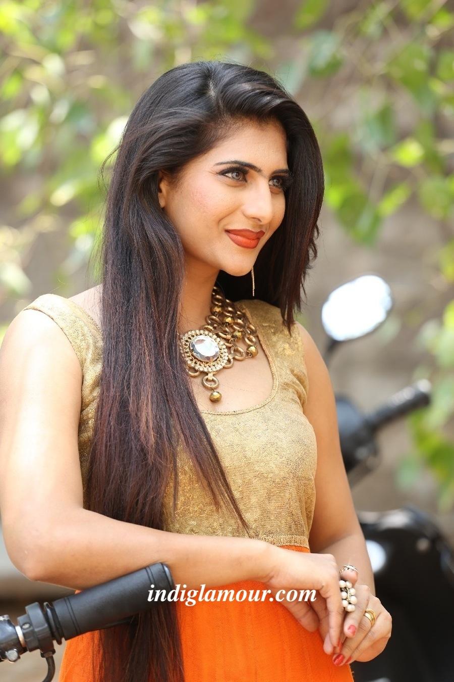 Neha Saxena Actress hd photo