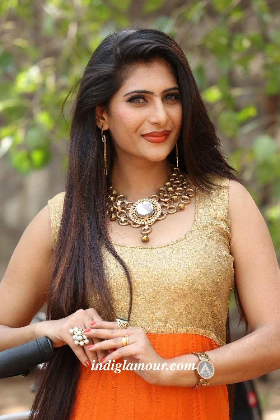 Neha Saxena Actress hd photo