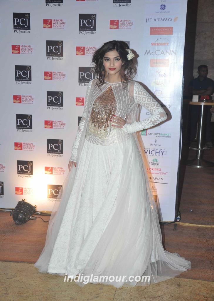 Sonam Kapoor Actress hd photo