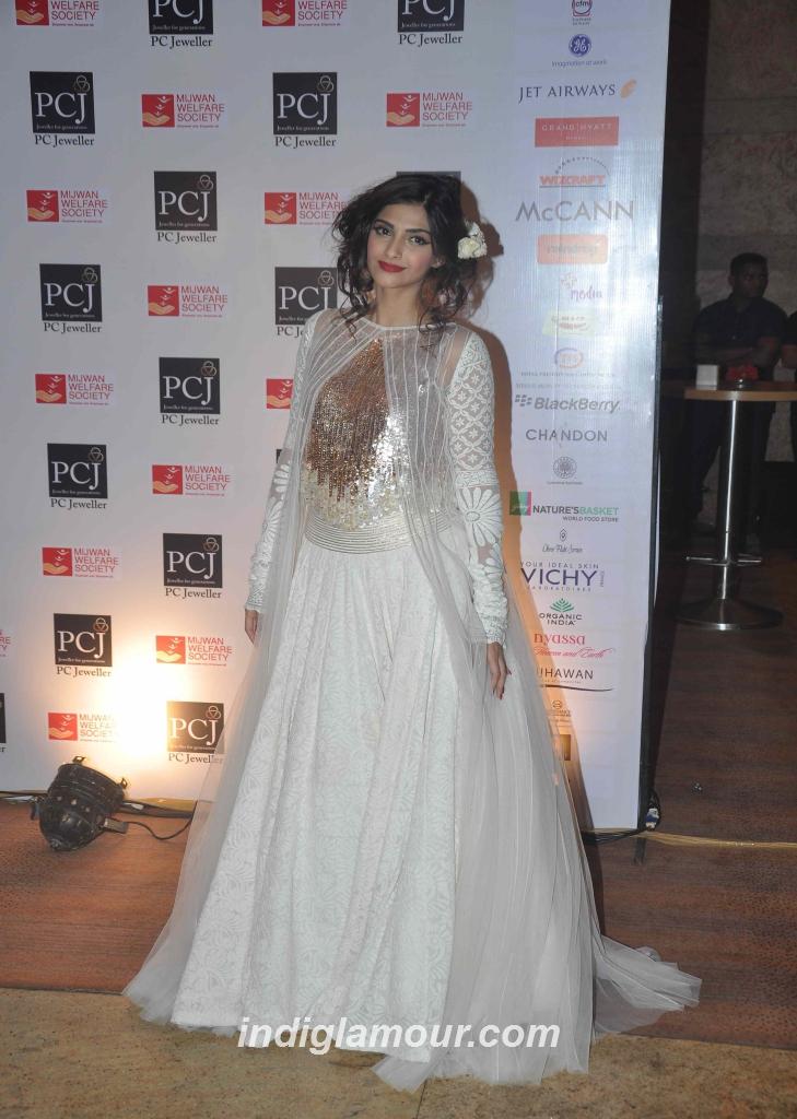 Sonam Kapoor Actress hd photo