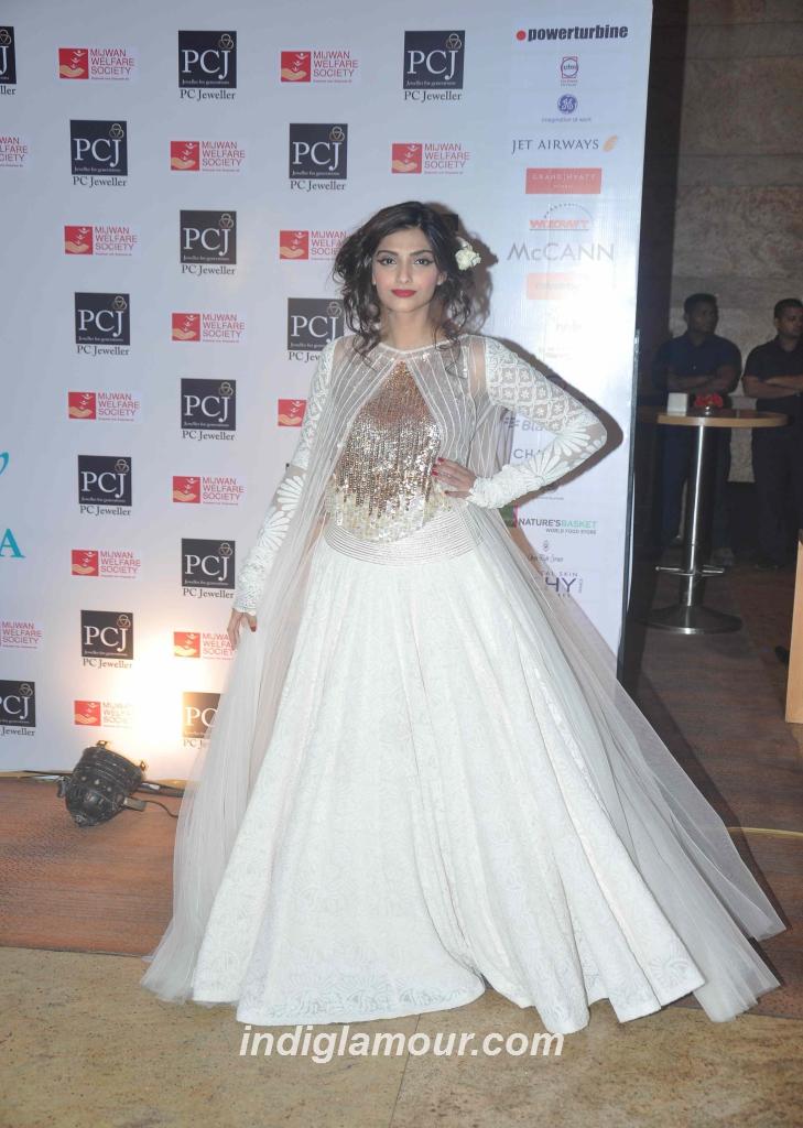 Sonam Kapoor Actress hd photo