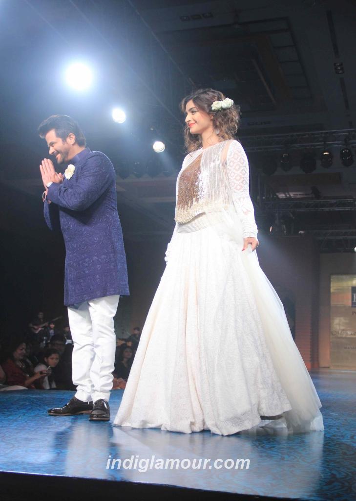 Sonam Kapoor Actress hd photo