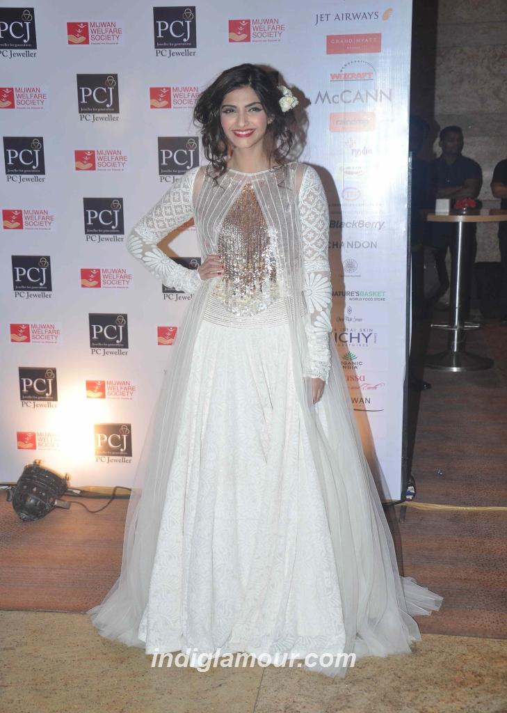 Sonam Kapoor Actress hd photo