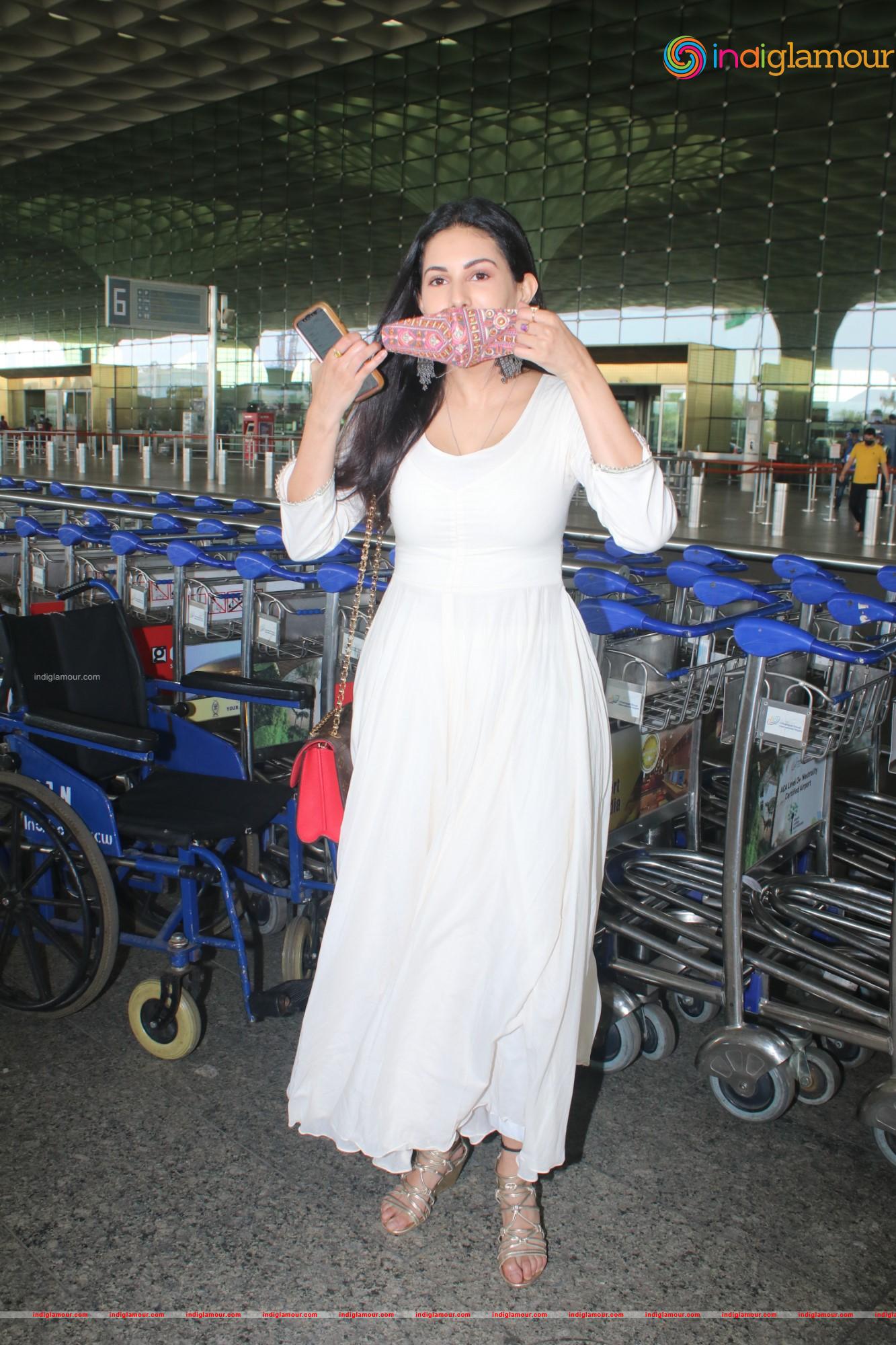 Amyra Dastur Actress hd photo