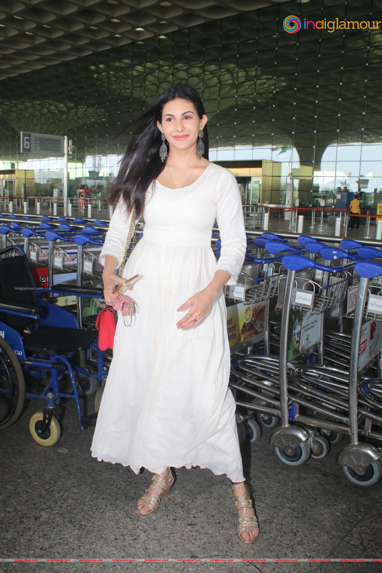 Amyra Dastur Actress hd photo
