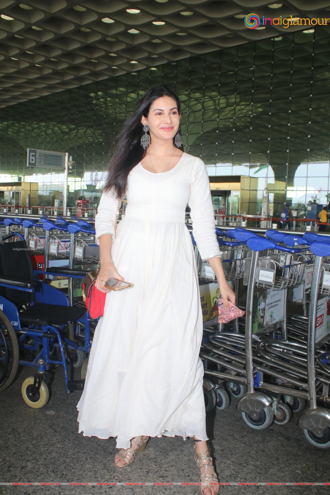 Amyra Dastur Actress hd photo