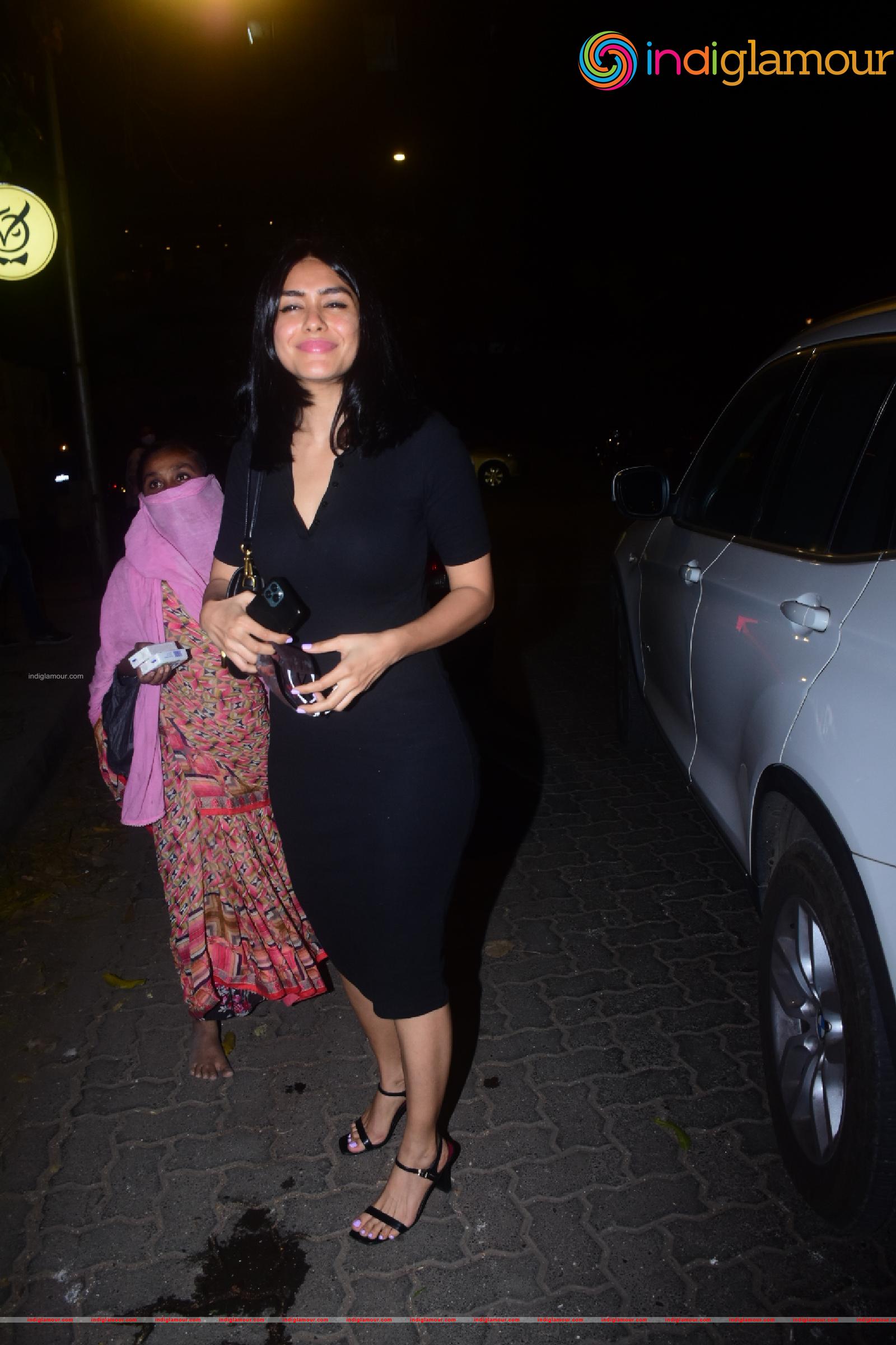 Mrunal Thakur Actress hd photo