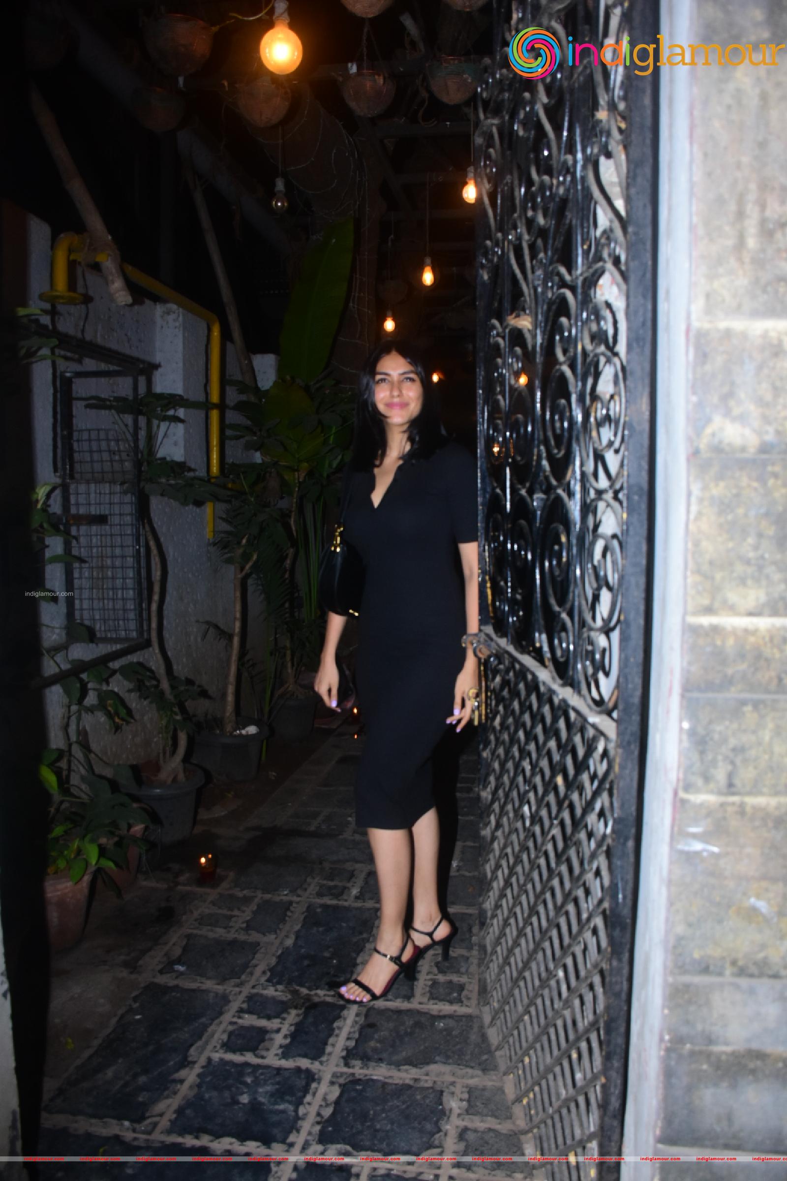 Mrunal Thakur Actress hd photo