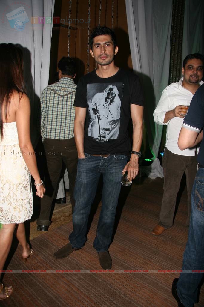 SRK, Yuvraj Singh, Urvashi Sharma at Energy Drink XXX launch Event hd photo
