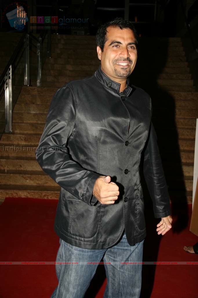SRK, Yuvraj Singh, Urvashi Sharma at Energy Drink XXX launch Event hd photo