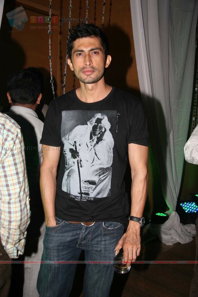 SRK, Yuvraj Singh, Urvashi Sharma at Energy Drink XXX launch Event hd photo