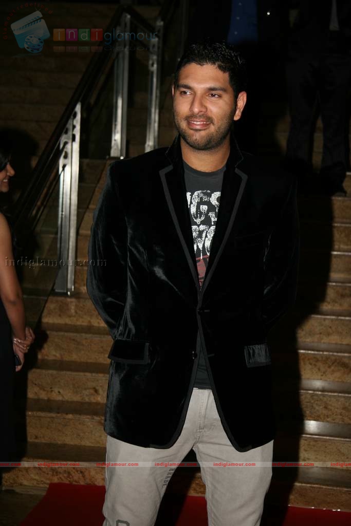 SRK, Yuvraj Singh, Urvashi Sharma at Energy Drink XXX launch Event hd photo