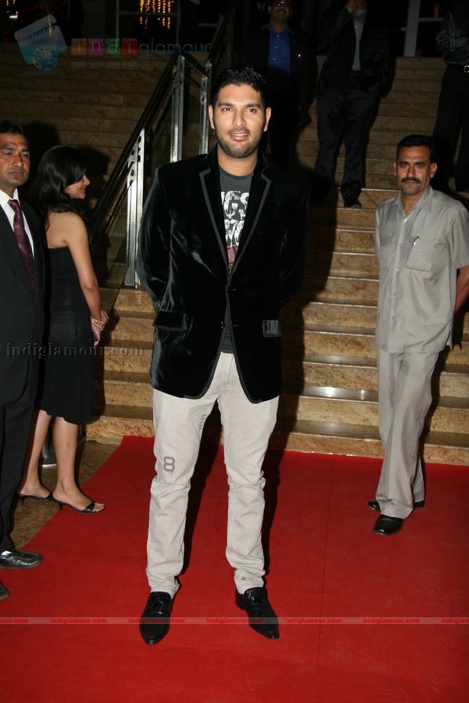 SRK, Yuvraj Singh, Urvashi Sharma at Energy Drink XXX launch Event hd photo