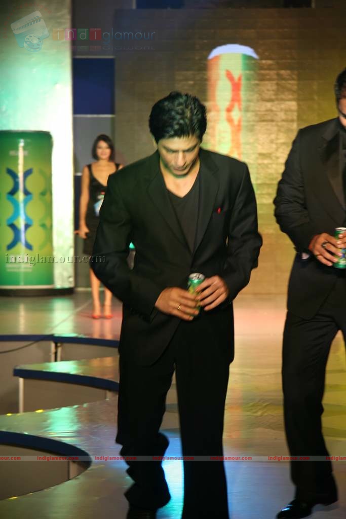 SRK, Yuvraj Singh, Urvashi Sharma at Energy Drink XXX launch Event hd photo