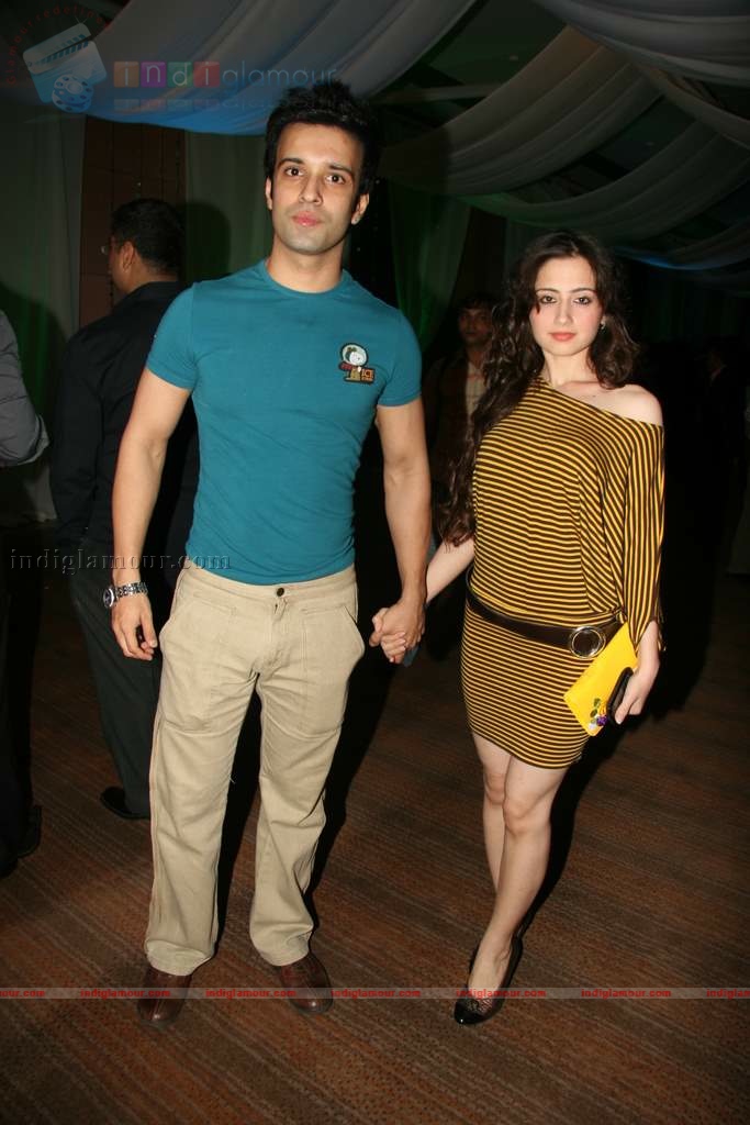 SRK, Yuvraj Singh, Urvashi Sharma at Energy Drink XXX launch Event hd photo