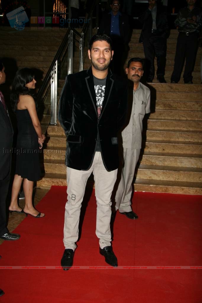 SRK, Yuvraj Singh, Urvashi Sharma at Energy Drink XXX launch Event hd photo