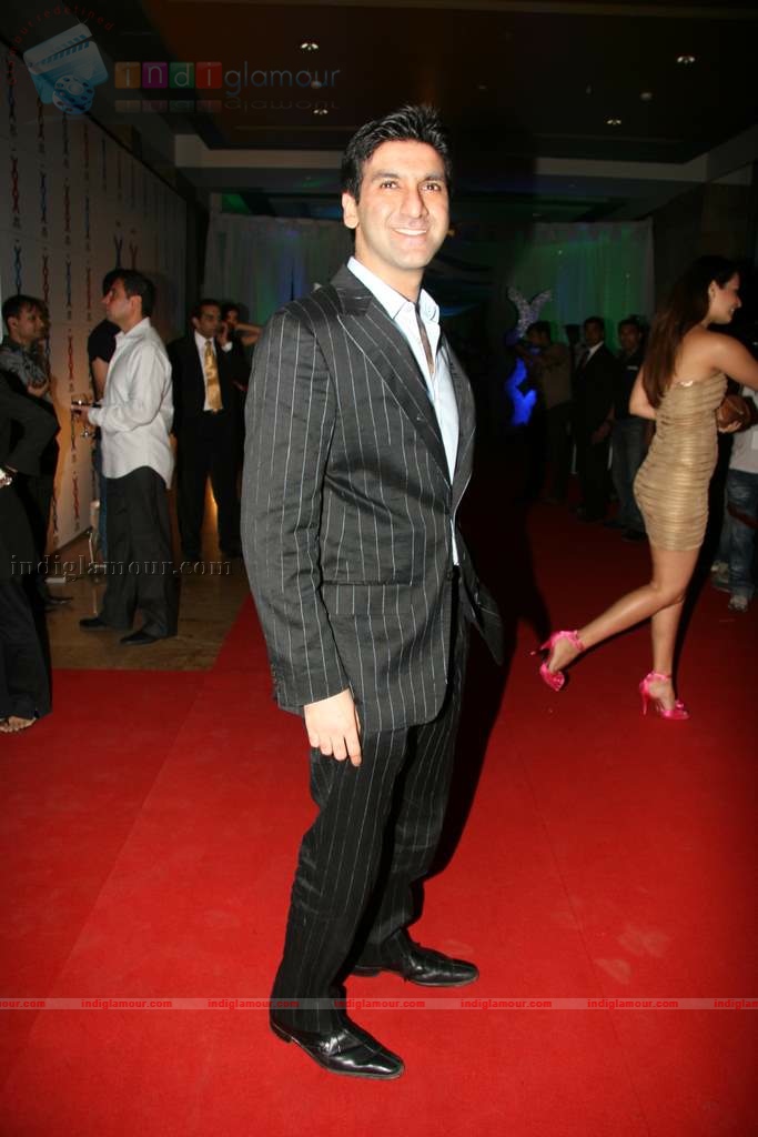 SRK, Yuvraj Singh, Urvashi Sharma at Energy Drink XXX launch Event hd photo