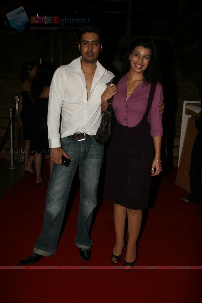 SRK, Yuvraj Singh, Urvashi Sharma at Energy Drink XXX launch Event hd photo