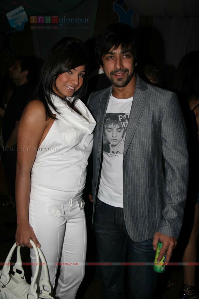 SRK, Yuvraj Singh, Urvashi Sharma at Energy Drink XXX launch Event hd photo