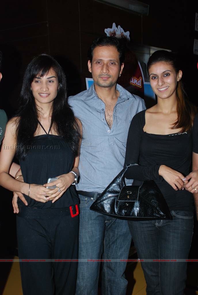 Prachi Desai, Koena and Arshad Warsi at 2012 premeire Event hd photo