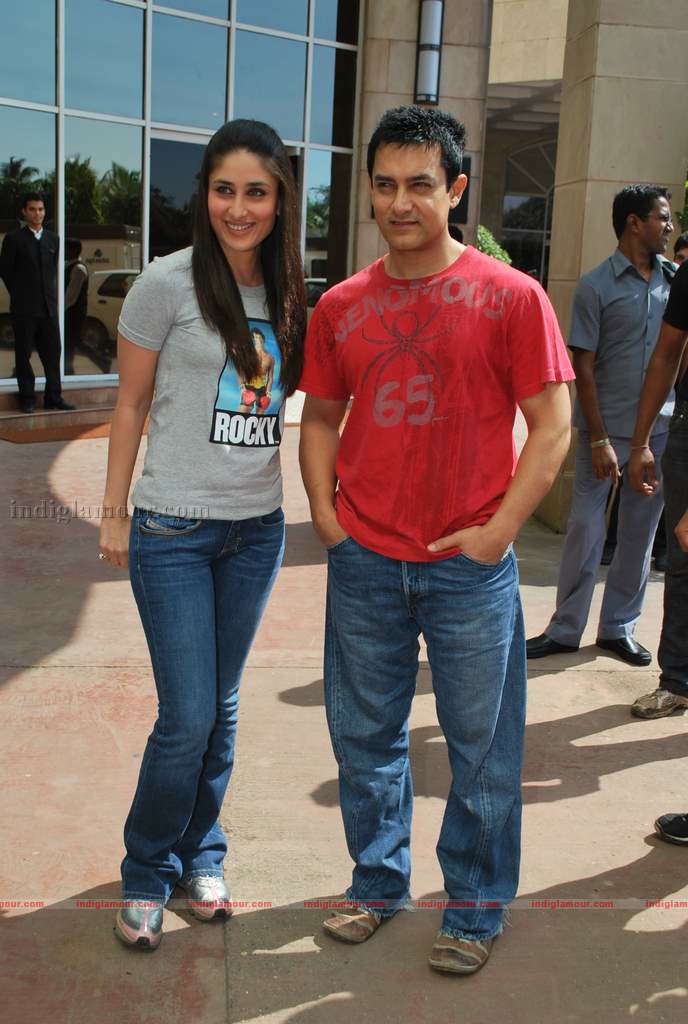 Kareena-Aamir at 3 Idiots press meet with new song introduction Event hd photo