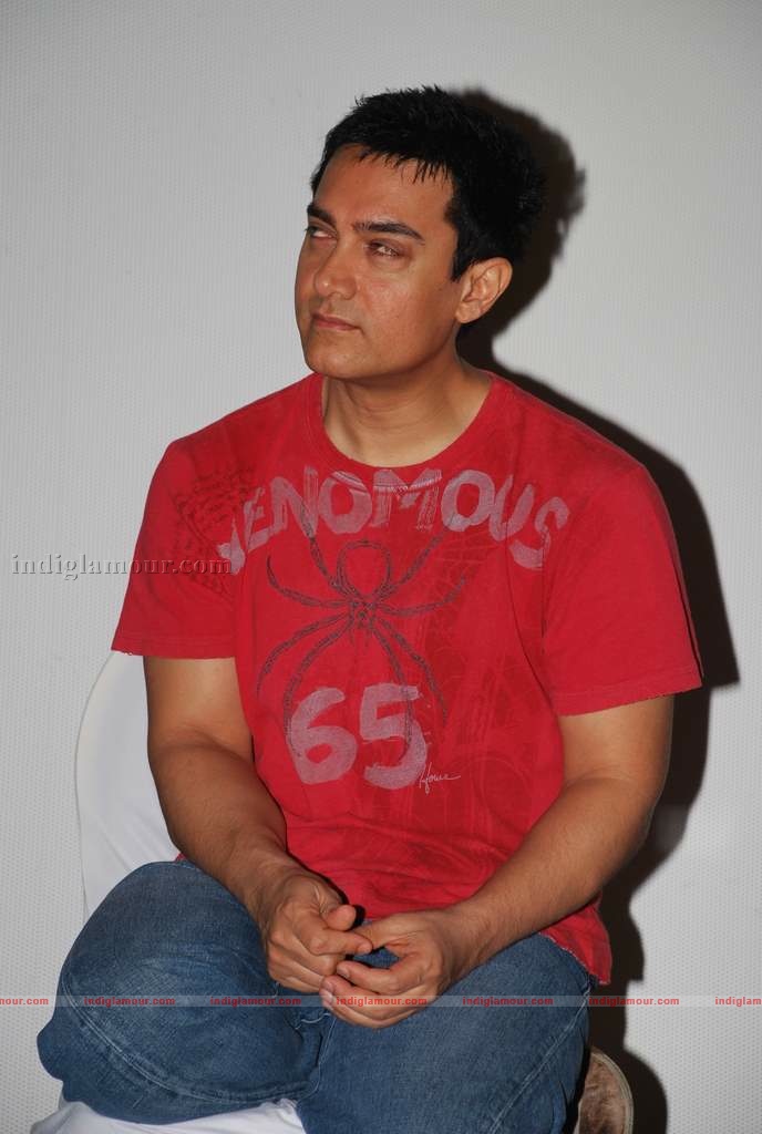 Kareena-Aamir at 3 Idiots press meet with new song introduction Event hd photo