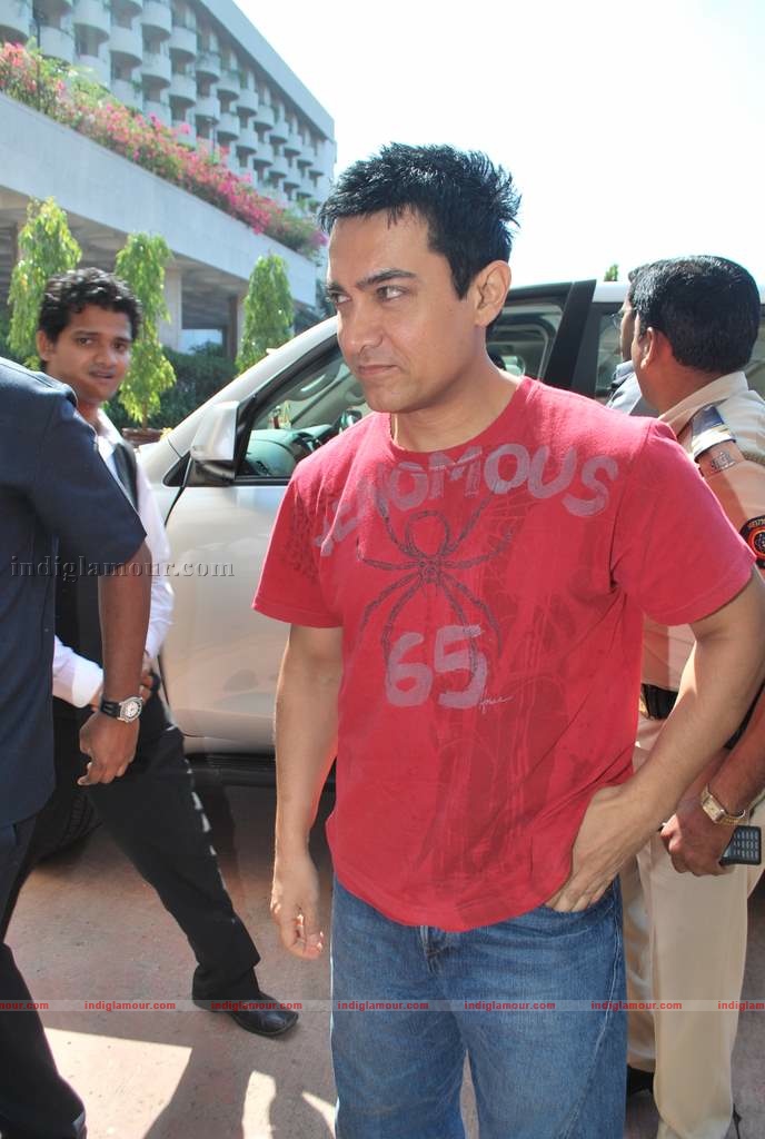 Kareena-Aamir at 3 Idiots press meet with new song introduction Event hd photo