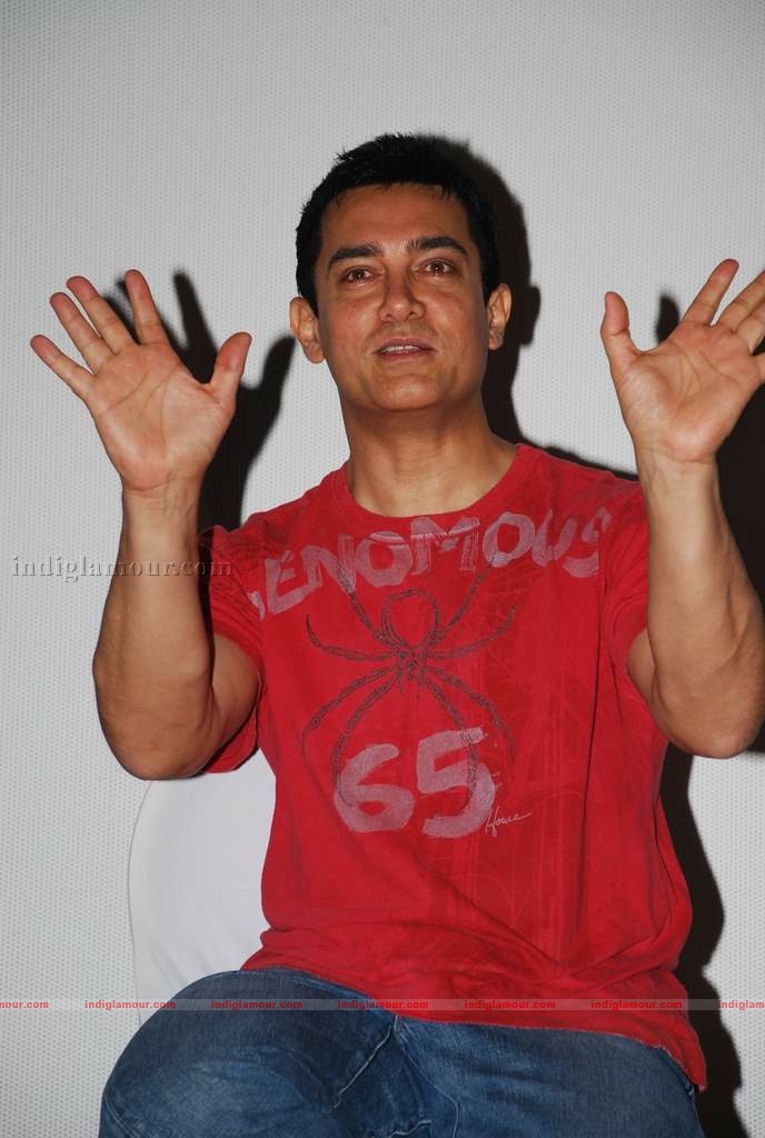 Kareena-Aamir at 3 Idiots press meet with new song introduction Event hd photo