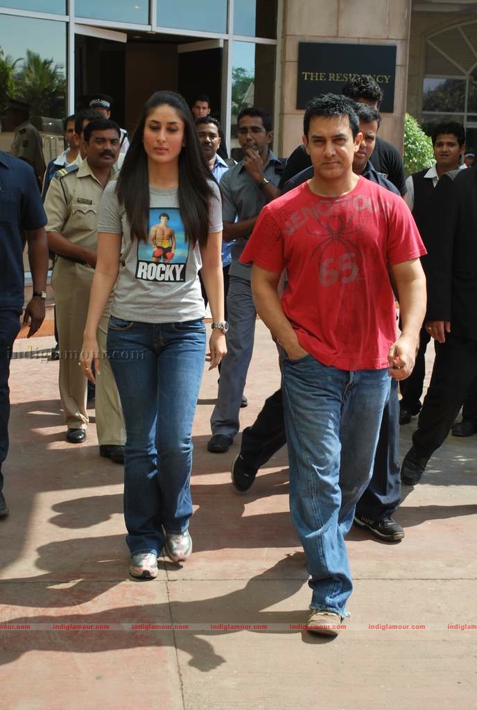 Kareena-Aamir at 3 Idiots press meet with new song introduction Event hd photo