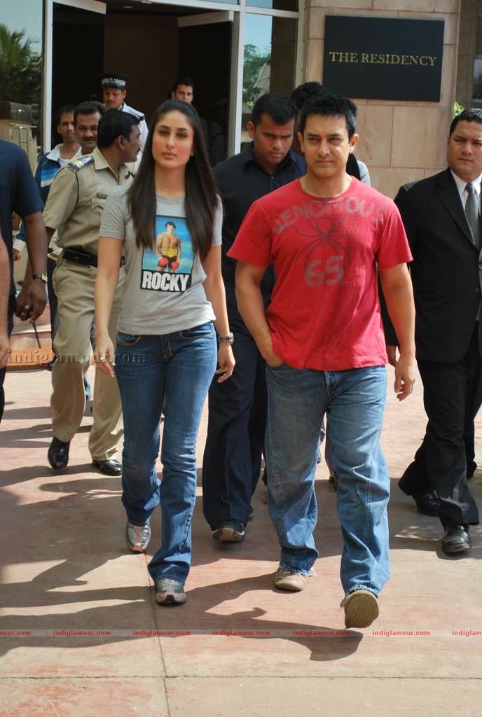 Kareena-Aamir at 3 Idiots press meet with new song introduction Event hd photo