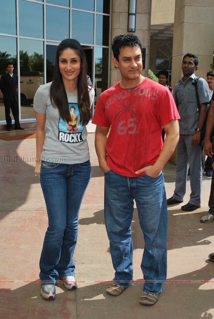 Kareena-Aamir at 3 Idiots press meet with new song introduction Event hd photo
