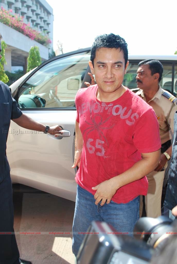Kareena-Aamir at 3 Idiots press meet with new song introduction Event hd photo