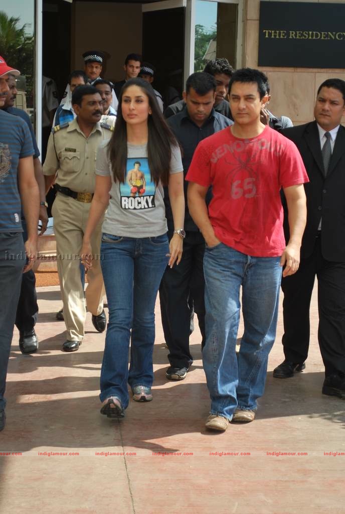 Kareena-Aamir at 3 Idiots press meet with new song introduction Event hd photo