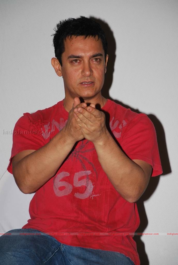 Kareena-Aamir at 3 Idiots press meet with new song introduction Event hd photo