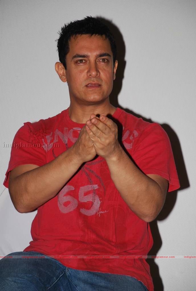 Kareena-Aamir at 3 Idiots press meet with new song introduction Event hd photo