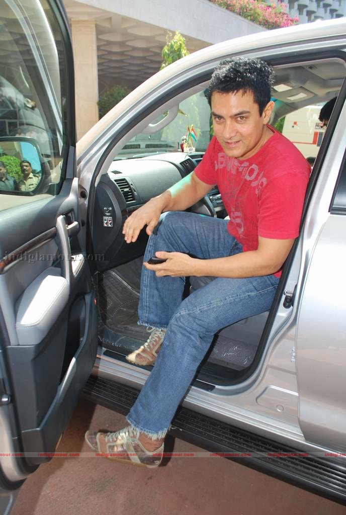 Kareena-Aamir at 3 Idiots press meet with new song introduction Event hd photo