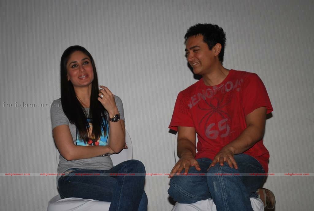Kareena-Aamir at 3 Idiots press meet with new song introduction Event hd photo