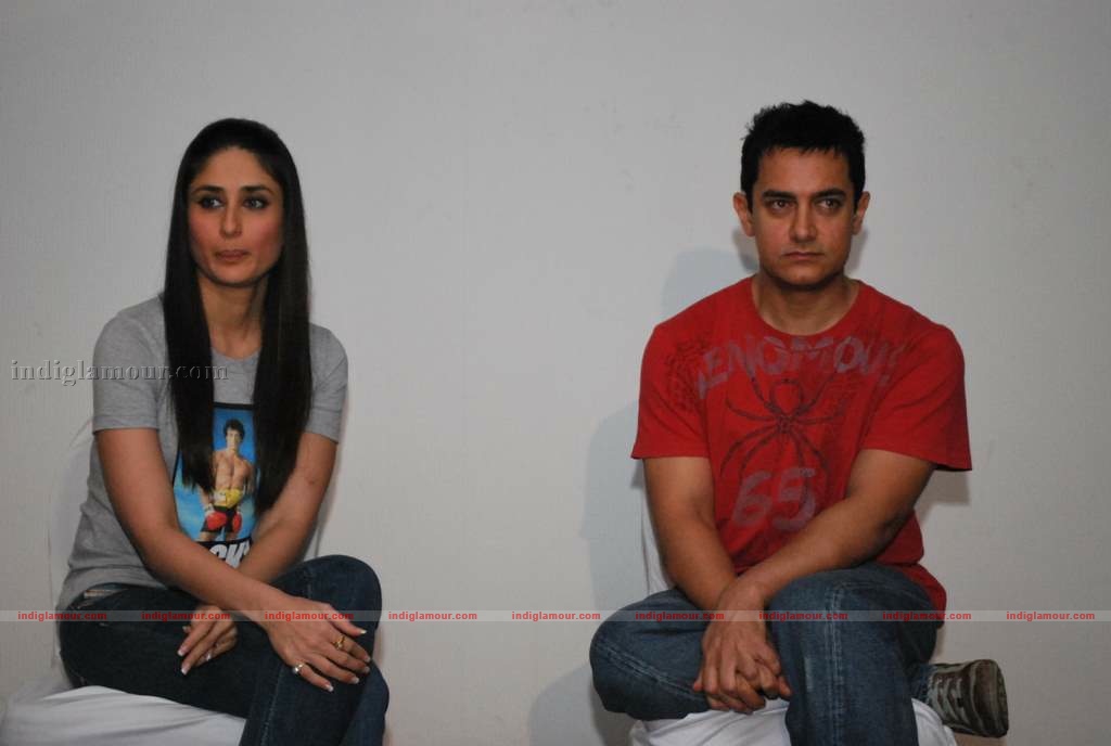 Kareena-Aamir at 3 Idiots press meet with new song introduction Event hd photo