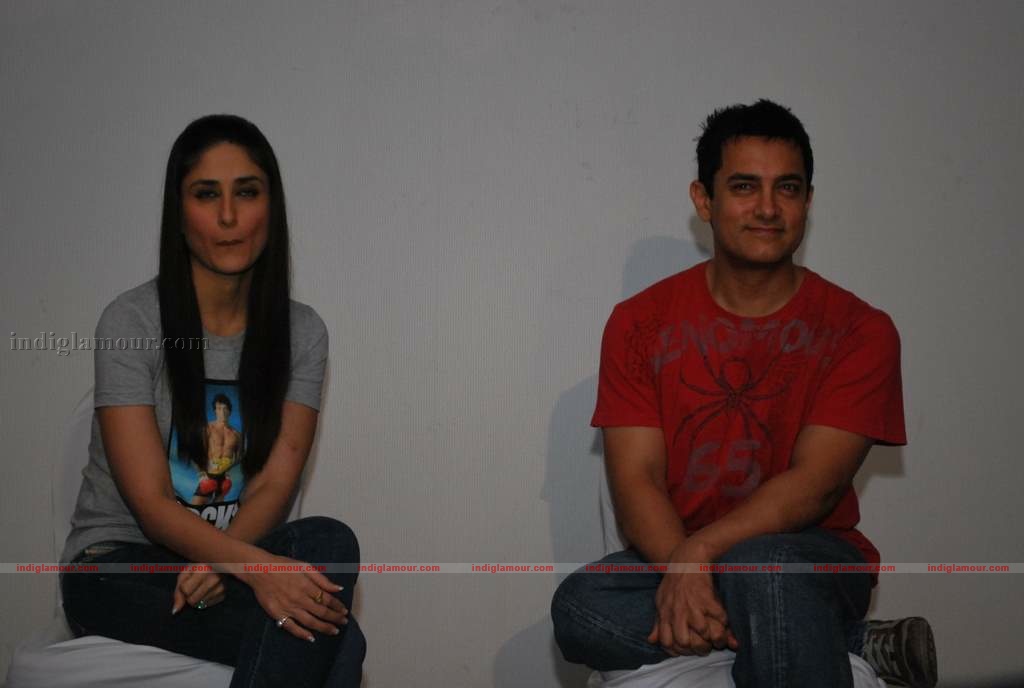 Kareena-Aamir at 3 Idiots press meet with new song introduction Event hd photo