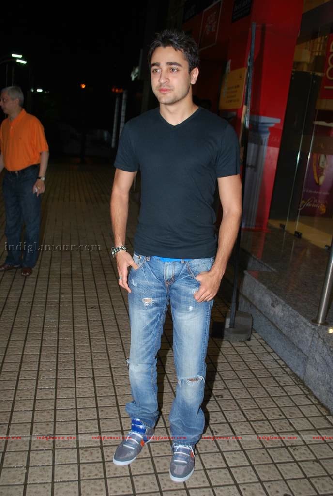 Hrithik at the special screening of film Aao Wish Karein Event hd photo