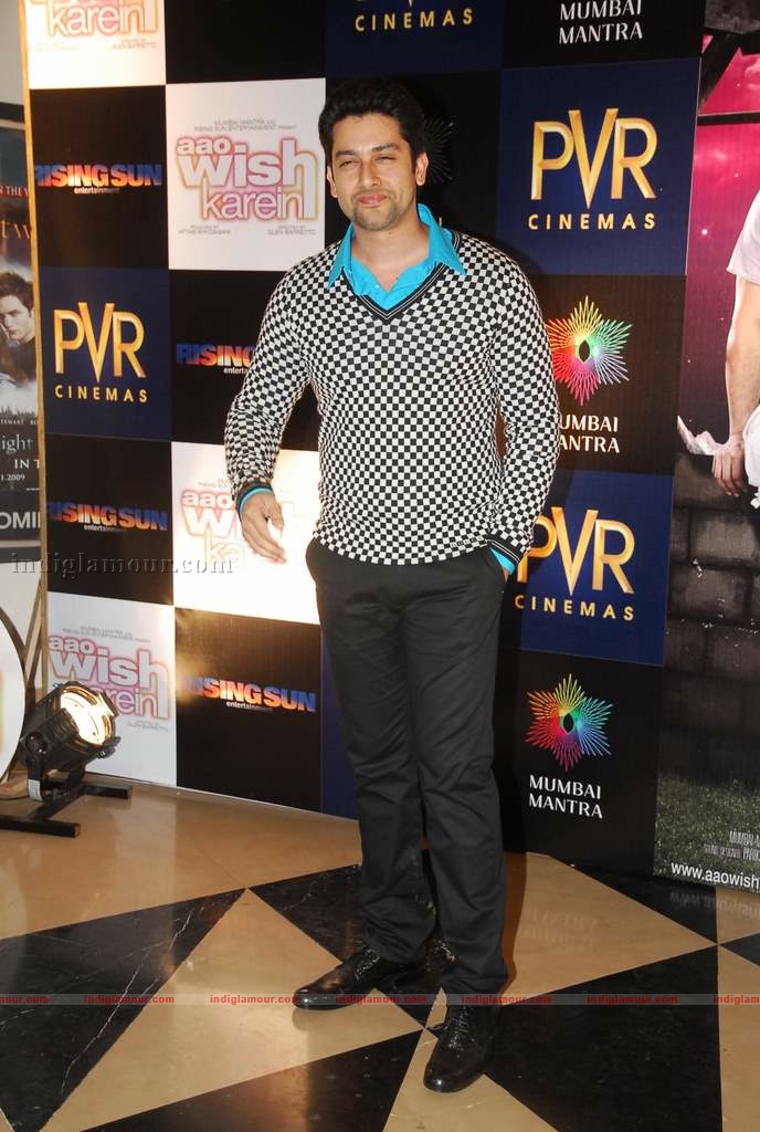 Hrithik at the special screening of film Aao Wish Karein Event hd photo