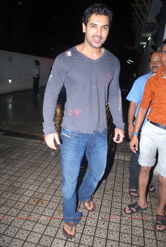 Hrithik at the special screening of film Aao Wish Karein Event hd photo