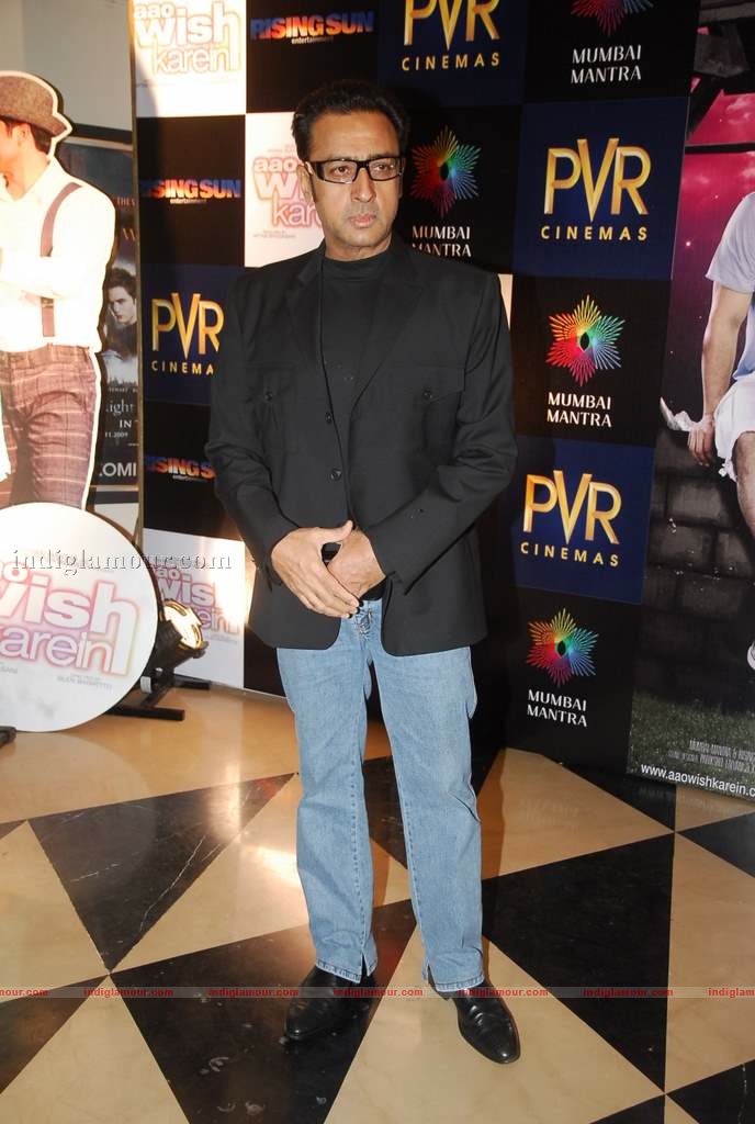 Hrithik at the special screening of film Aao Wish Karein Event hd photo