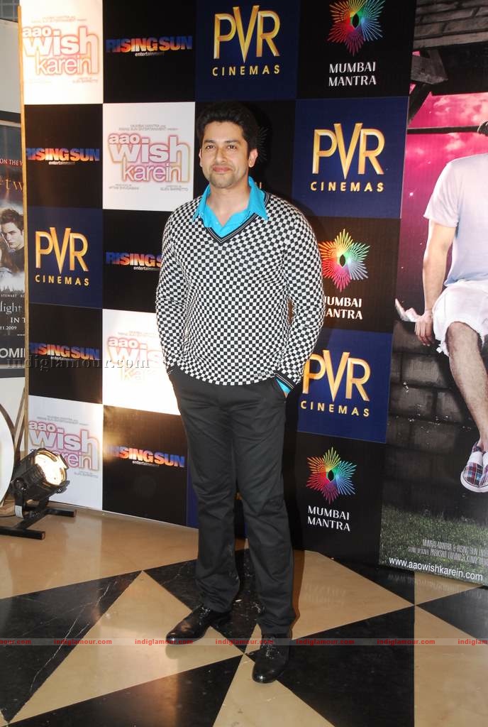 Hrithik at the special screening of film Aao Wish Karein Event hd photo