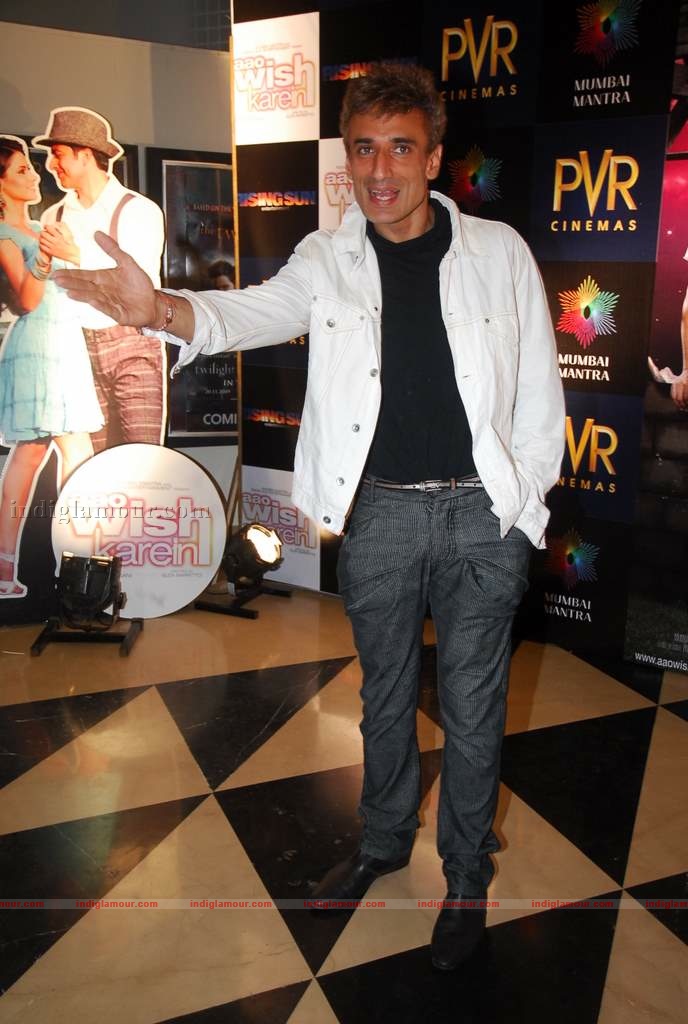 Hrithik at the special screening of film Aao Wish Karein Event hd photo