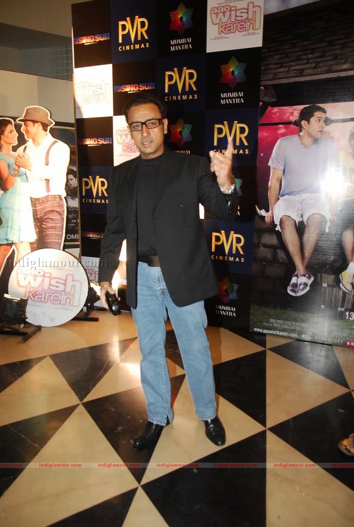 Hrithik at the special screening of film Aao Wish Karein Event hd photo