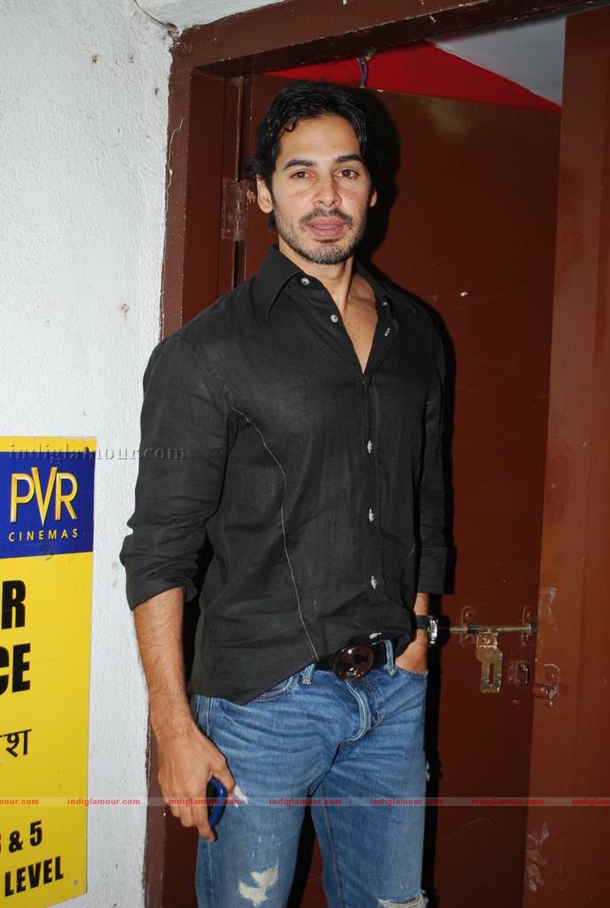 Hrithik at the special screening of film Aao Wish Karein Event hd photo
